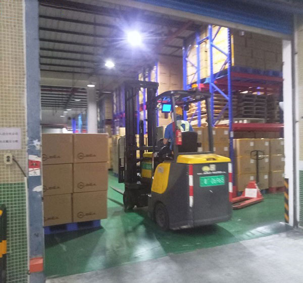 倉(cāng)庫(kù)中的貨物轉(zhuǎn)移，準(zhǔn)備裝車